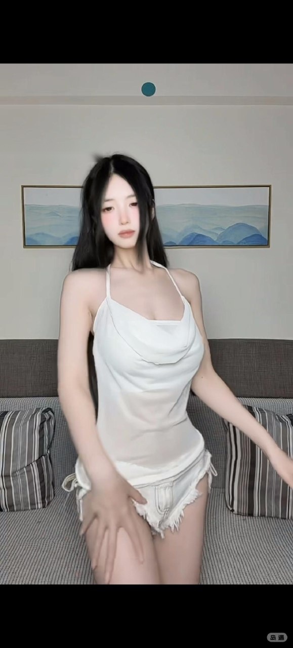 抖音 鱼香肉丝 岛遇 - 白背心那张,手的位置比脸更有戏(第3张,共4张)