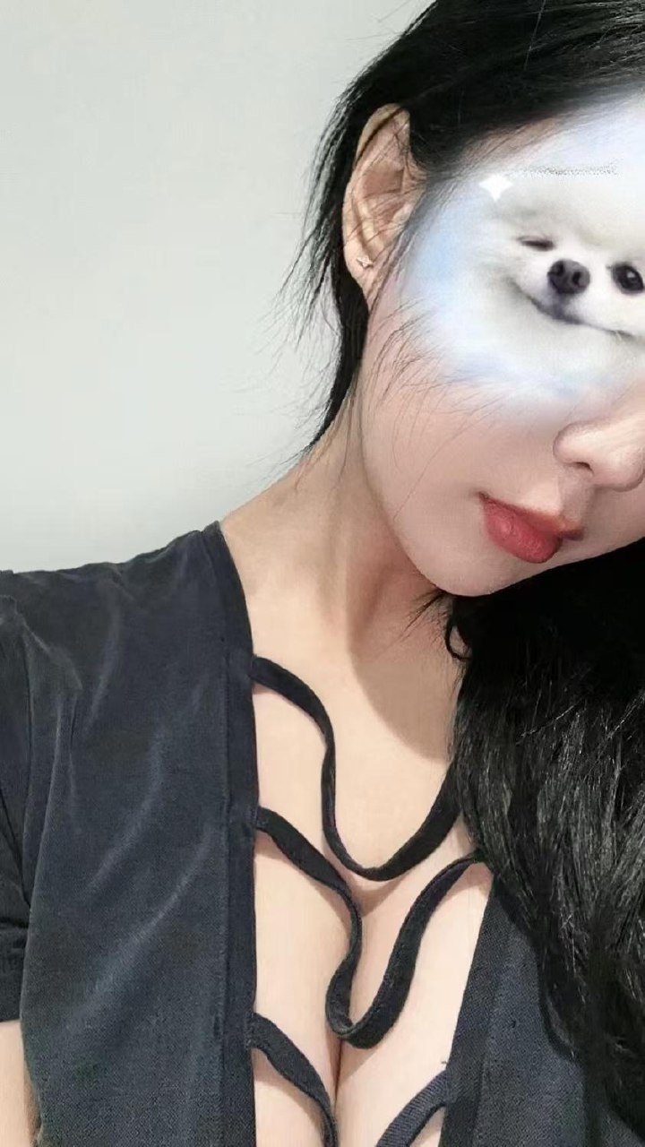 抖音 烧肉小野猫 幻宇星球 - 脸上那只狗头滤镜,把整组的调子拉轻了(第3张,共4张)