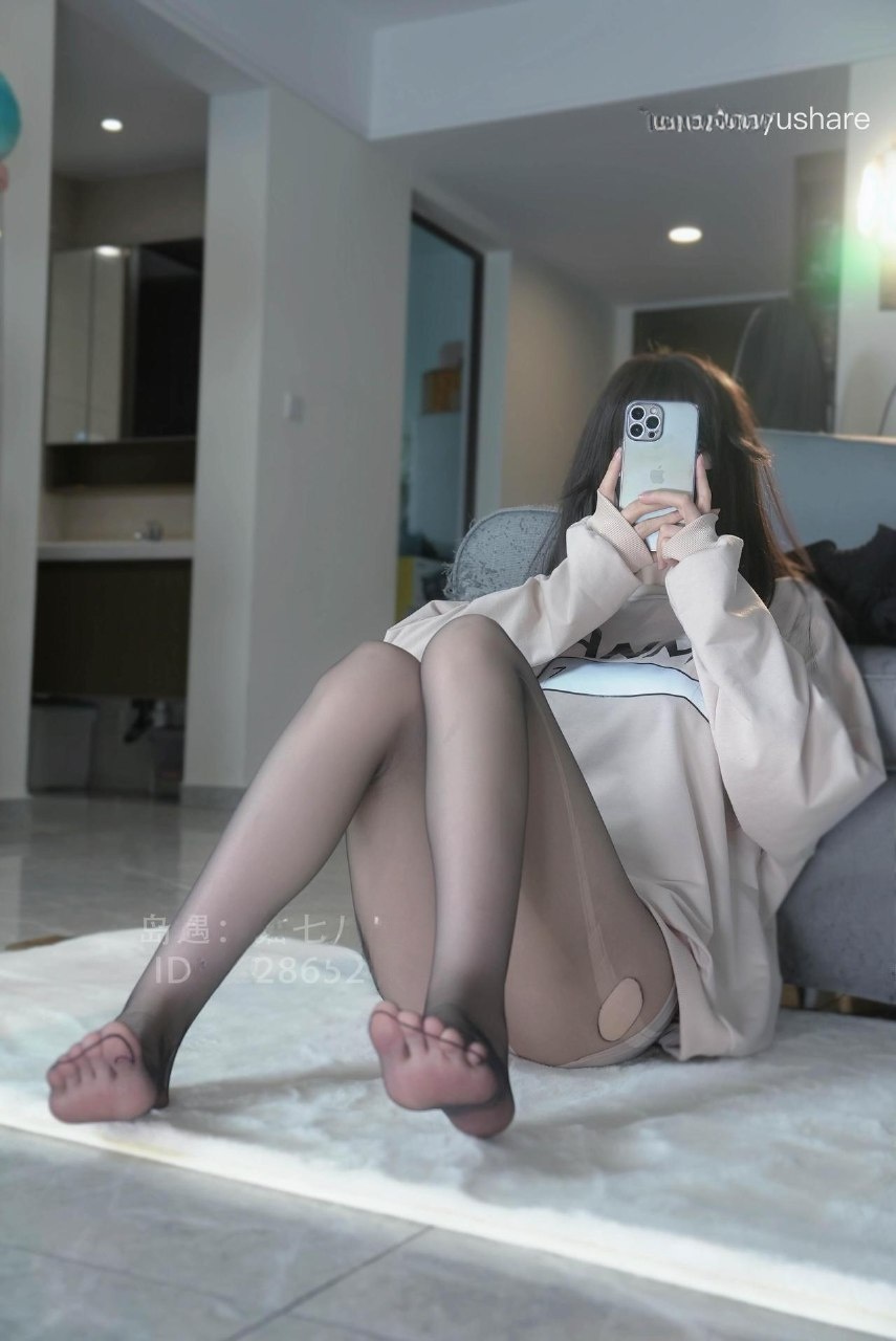抖音 猫七八岁 岛遇 - 灰调长袖那几张,脚趾的姿势出卖了她的紧张(第2张,共4张)