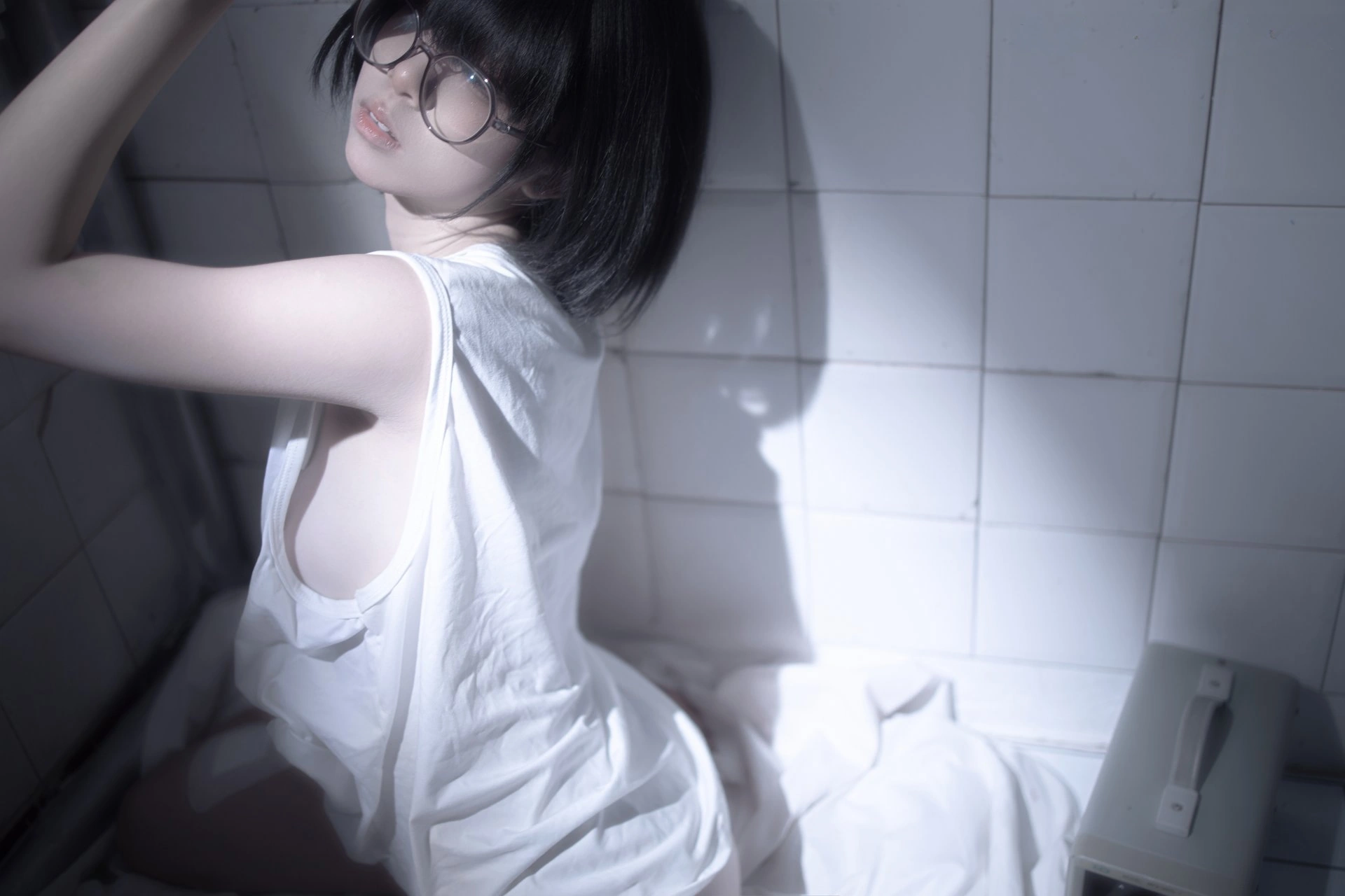 纸悦Etsu_ko 小背心 - 圆框眼镜和罗纹领口，细节都落在小地方（第4张，共4张）