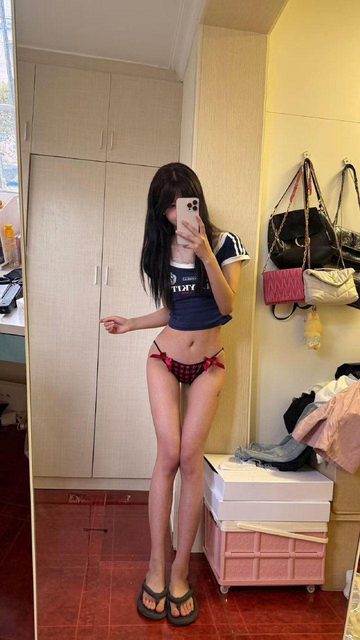 抖音 一只香 秘语空间 - 地板反光和那双拖鞋，才是这期的底色（第5张，共5张）