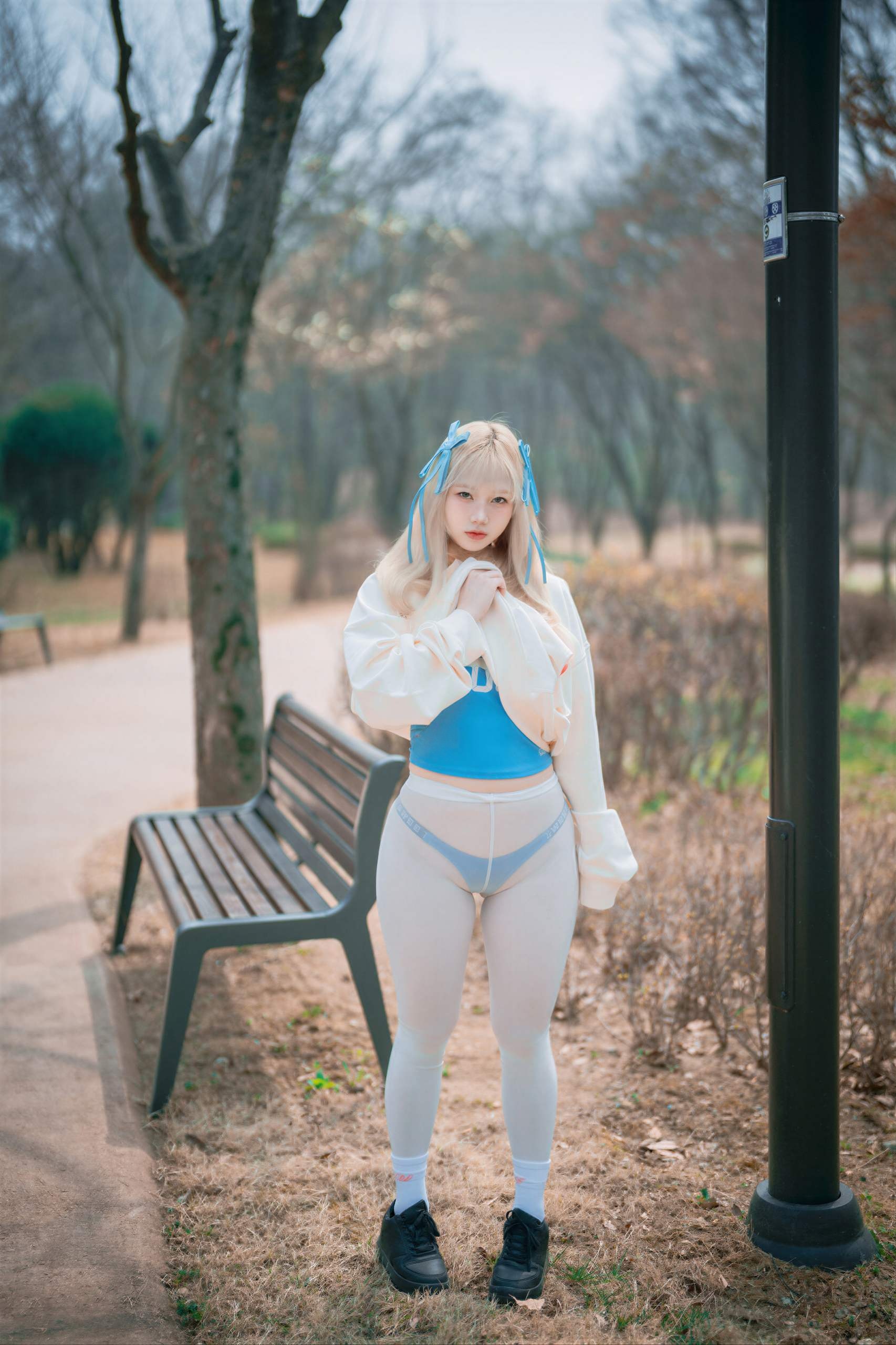 Myua (뮤아) – DJAWA Photo – Myua_ – Loose and Tight – Asuna - 公园长椅和路灯杆,日常场景的构图巧思(第2张,共3张)