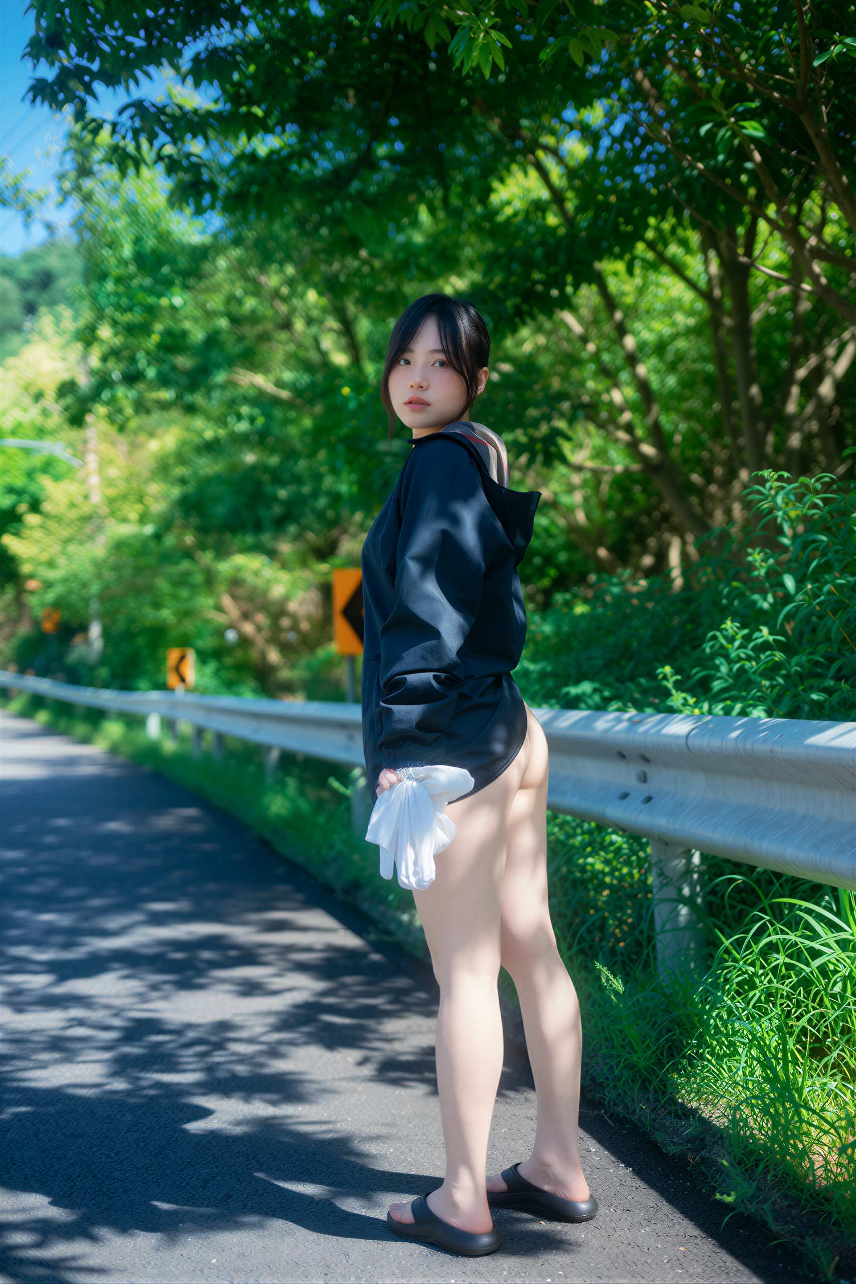 Myua (뮤아) – DJAWA Photo – Summer Getaway Vol - 公路那张,白手套是没预料到的落点(第3张,共3张)