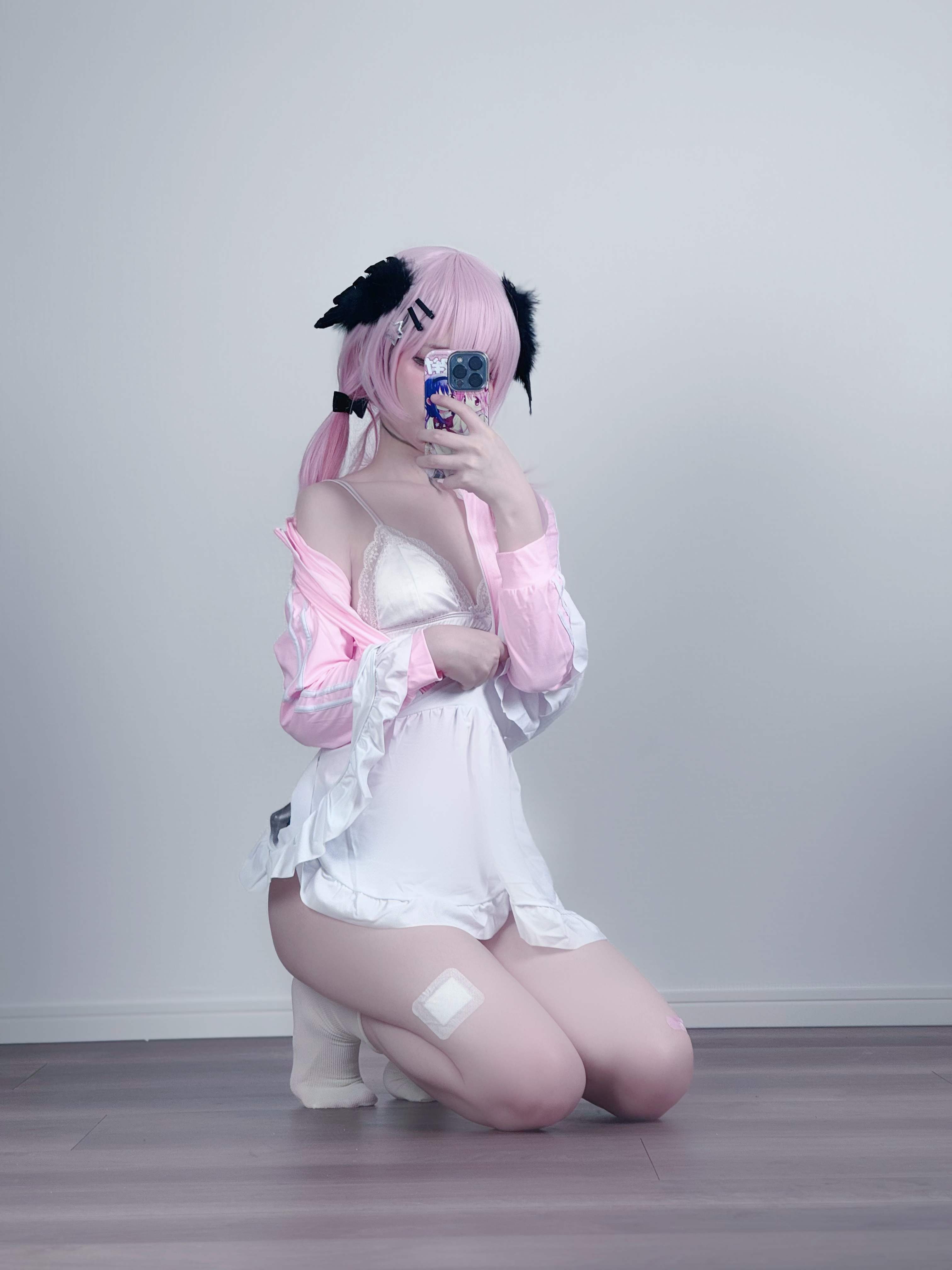 幼愛youmeko – 蔚蓝档案 下江小春 体操服 - 白墙前的粉色色块，是这套最抓人的地方（第1张，共3张）