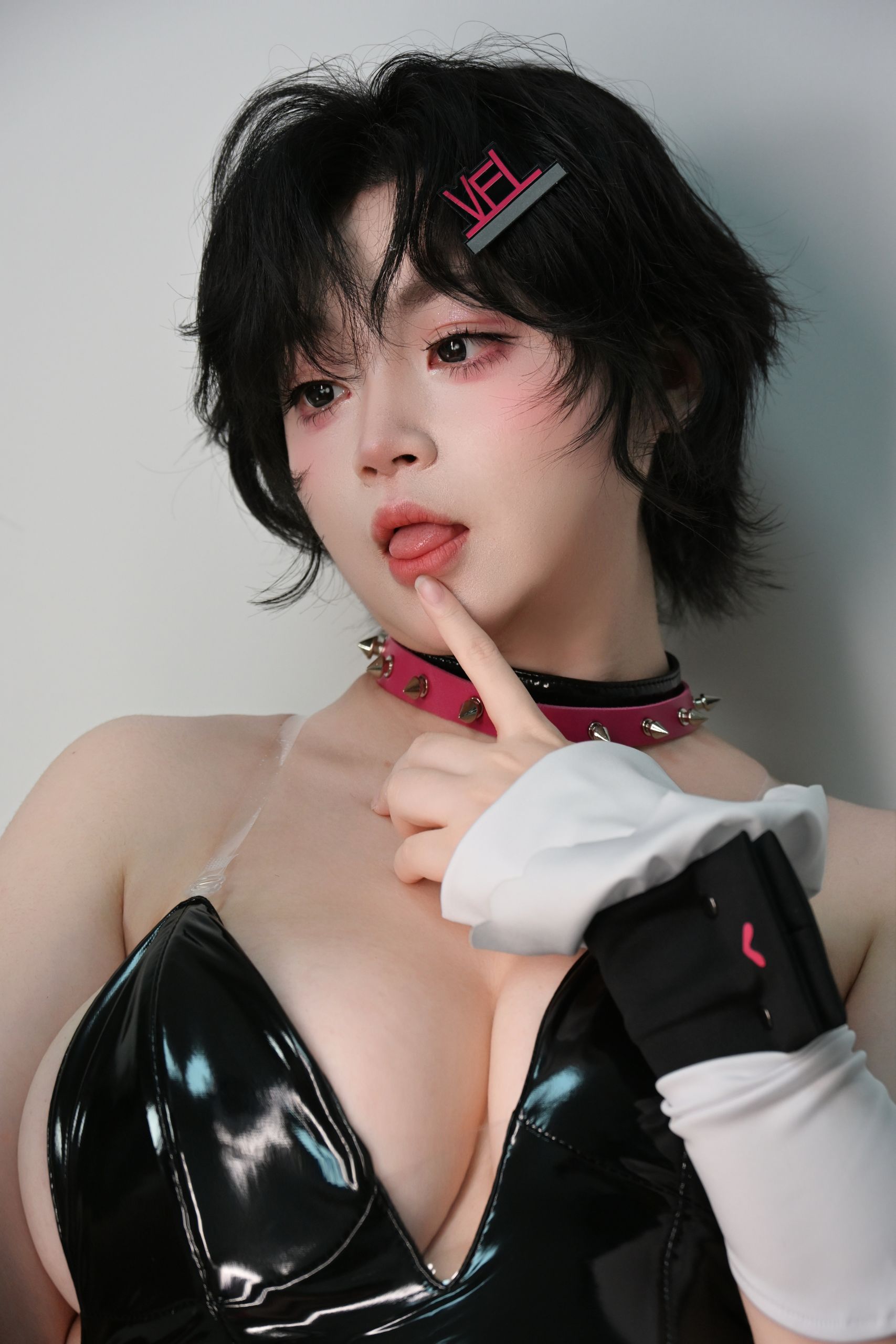 一只毛毛帽 – 粉色兔女郎 - 颈圈上的铆钉,和手部动作呼应(第2张,共5张)