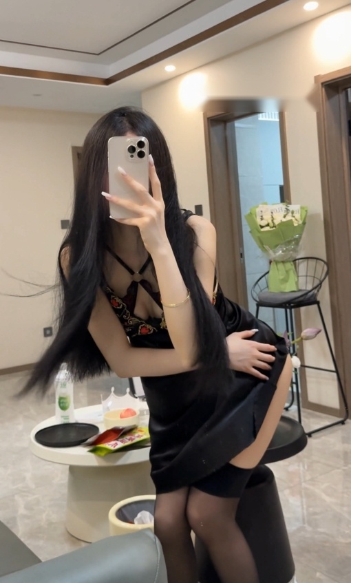 抖音 唐十七 秘语空间 - 最后一张的头发走势暴露了拍摄节奏（第4张，共4张）