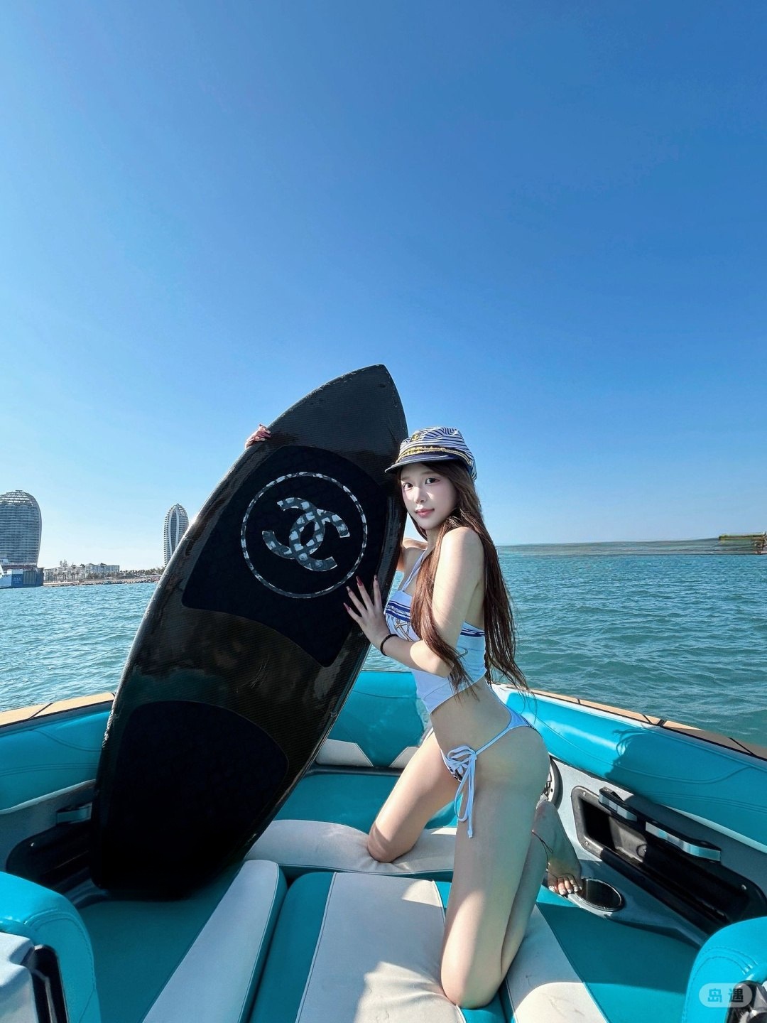 抖音 VIVI呀 岛遇 - 海风把头发吹乱的那几张,反而最耐看(第2张,共3张)