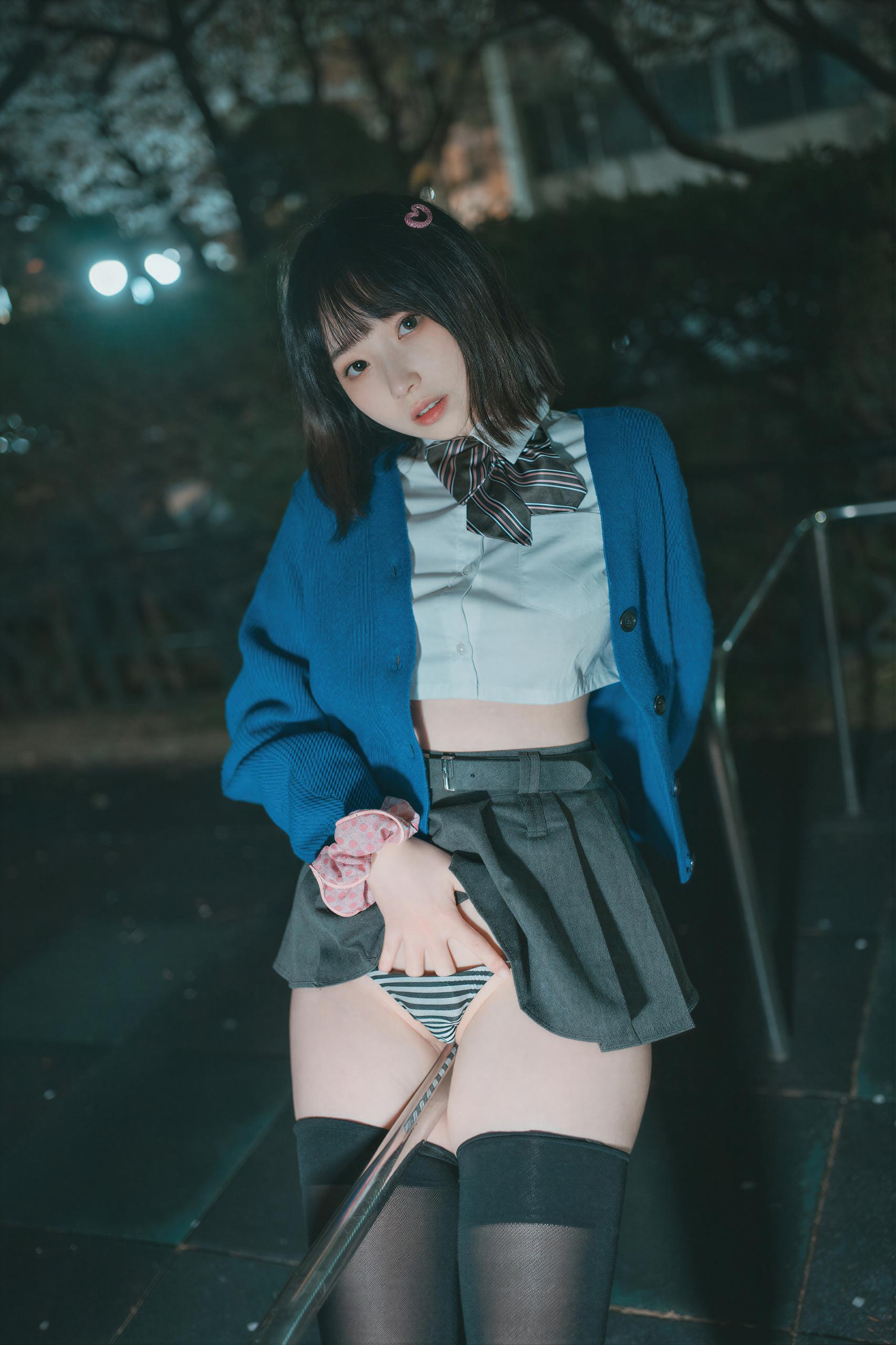 Bambi밤비 – DJAWA Photo – Midnight Cherry Blossom - 逆光下的发丝质感,是三盏灯叠出来的(第2张,共4张)