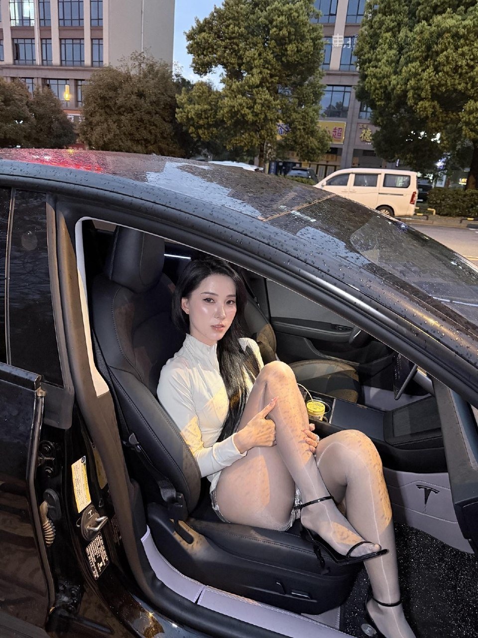 抖音 刑具 岛遇 - 白色高领和暗色车身的质感,是这期的核心(第3张,共3张)