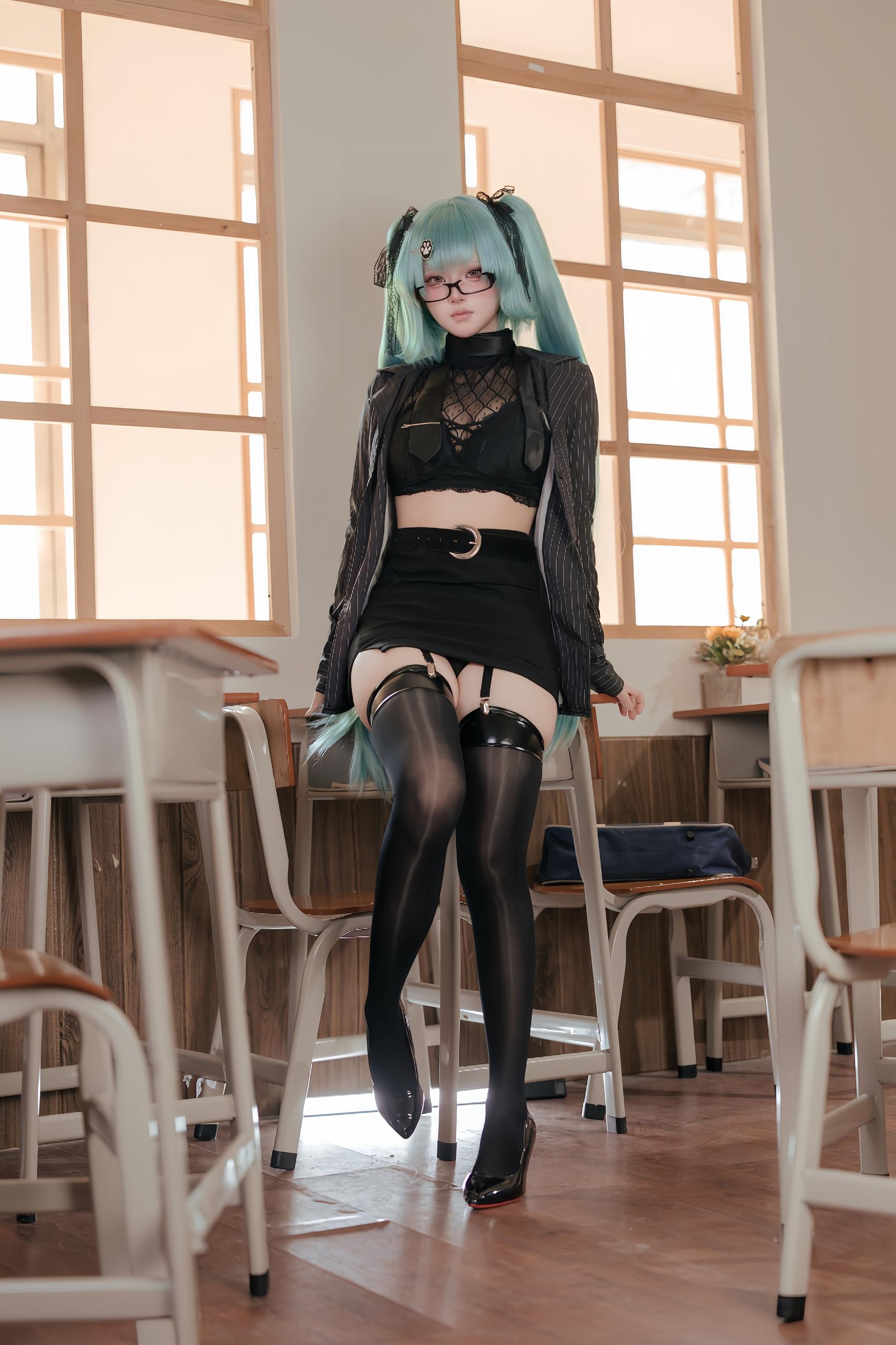 屿鱼 普丽瓦蒂 严厉教诲 COS写真图集(第1张,共3张)