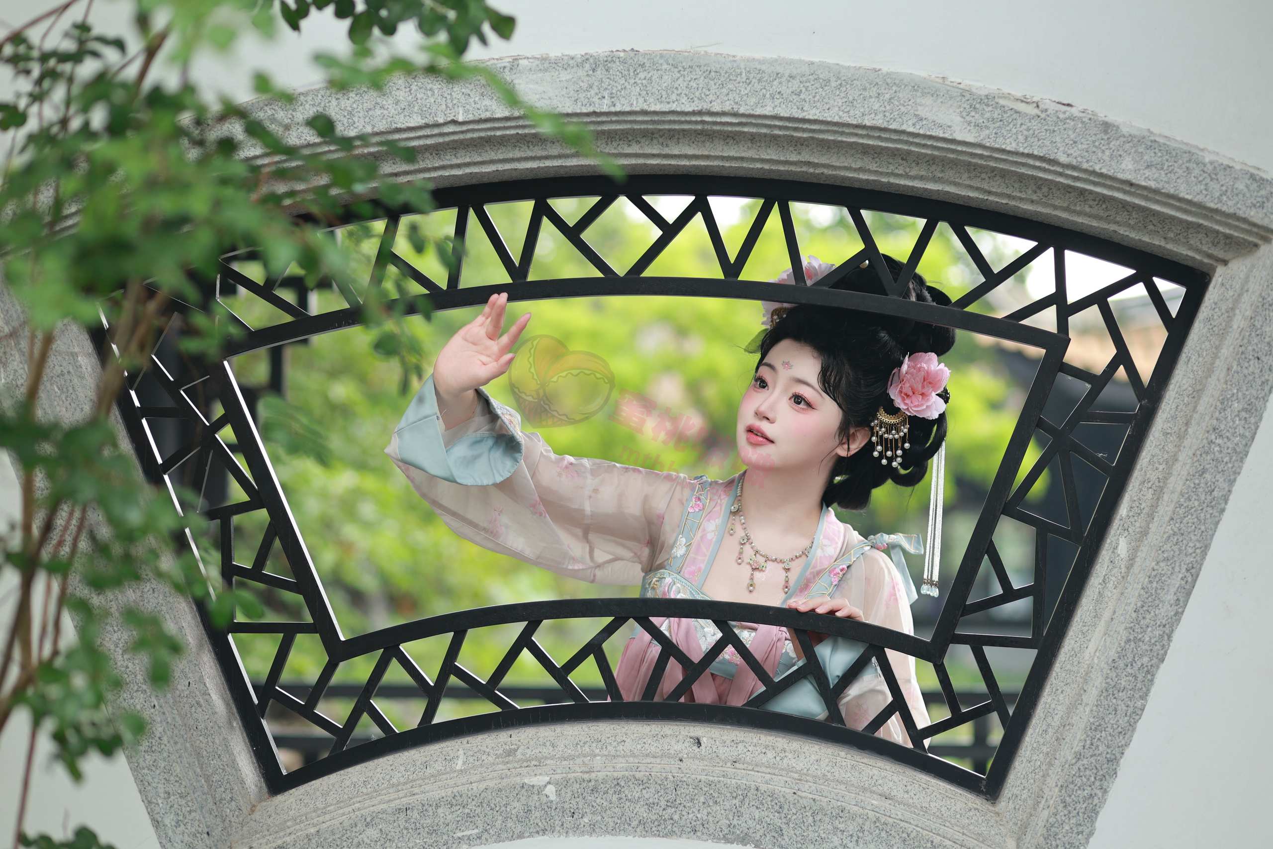 一只毛毛帽 – 月票 - 园林外景的框景构图,把人物嵌进了建筑里(第2张,共4张)