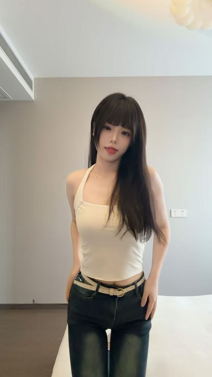 抖音 小瑾 岛遇 - 双手背在身后的站姿,让画面多了一点克制(第2张,共5张)