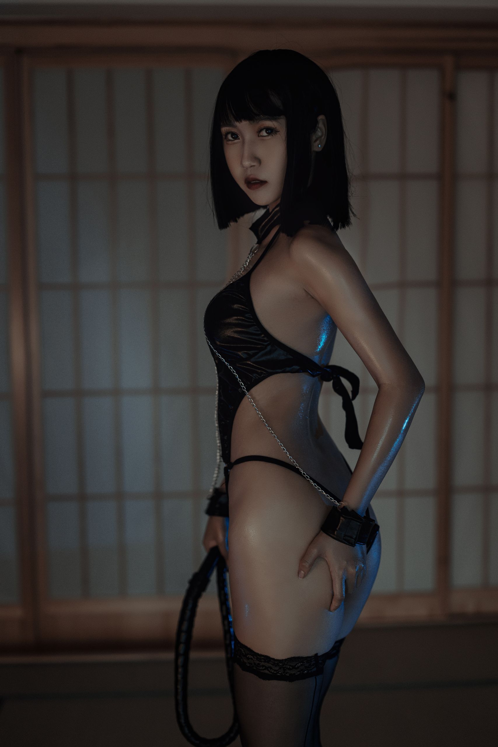 不呆猫NO.070皮鞭这套图，道具和氛围感配合得挺到位