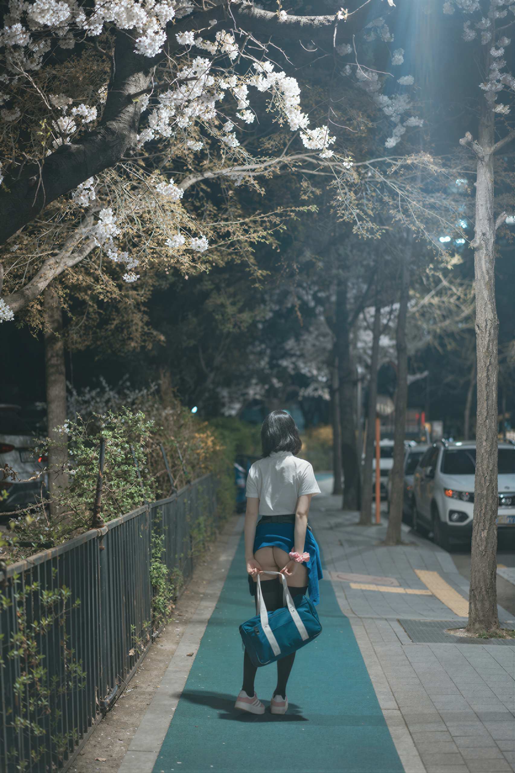 Bambi밤비 – DJAWA Photo – Midnight Cherry Blossom - 夜景街拍最怕人物糊,这组对焦卡得很准(第3张,共4张)