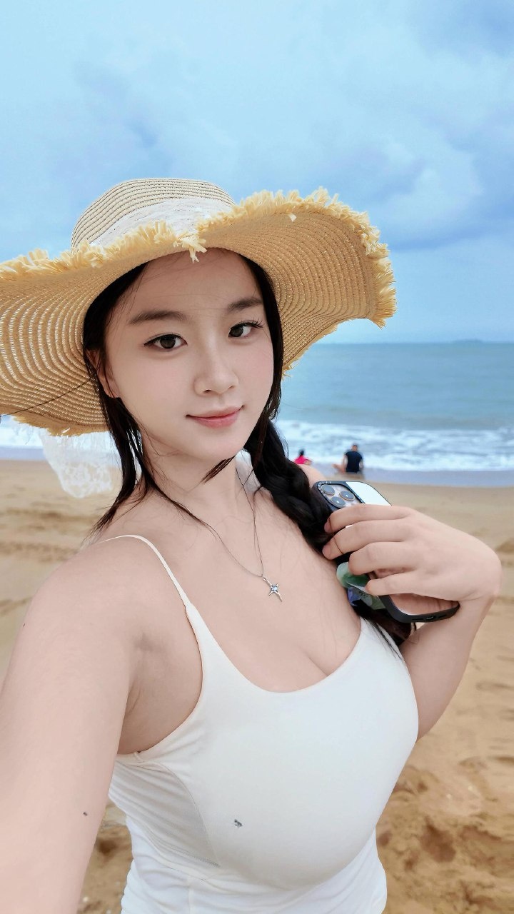 抖音 雅思把我杀了 岛遇 - 从海边草帽到室内战衣,风格跨度有点大(第2张,共4张)
