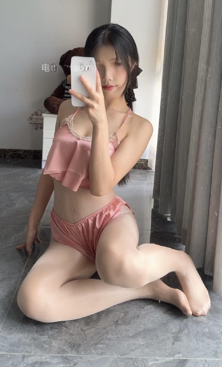 抖音 奶洋洋Oo 秘语空间 - 灰瓷砖配粉色,冷暖对冲的底子(第2张,共5张)